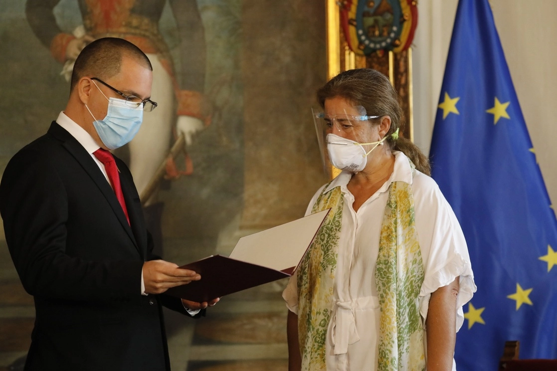Jorge Arreaza, canciller de Venezuela, e Isabel Brilhante Pedrosa, jefa de la delegación de la Unión Europea en Caracas, el 24 de febrero de 2021. Foto Ap