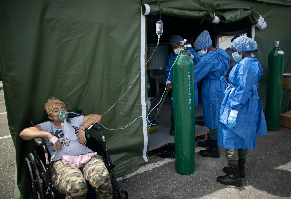 Una mujer con Covid-19 es atendida en el hospital habilitado en el estacionamiento del auditorio Poliedro de Caracas, Venezuela. Foto Ap