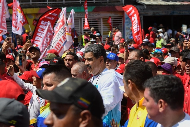El presidente de Venezuela, Nicolás Maduro (c) duranta una manifestación por el Día Internacional de los Trabajadores. Foto Xinhua