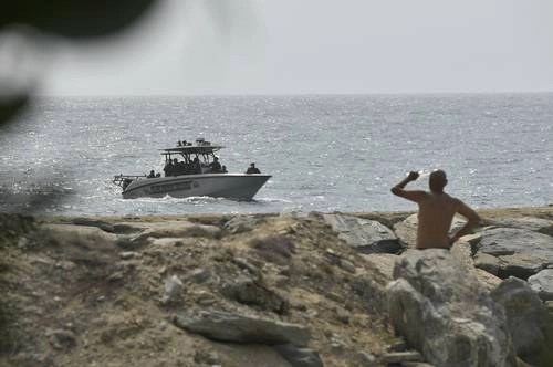 Fuerzas de seguridad venezolanas patrullan cerca del puerto de La Guaira, donde frustraron una presunta invasión de mercenarios. Foto Ap