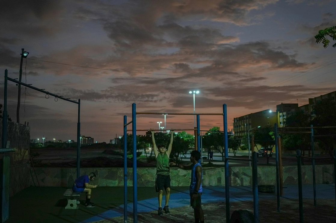 Jóvenes en un parque en Lechería, Venezuela. Foto Ap