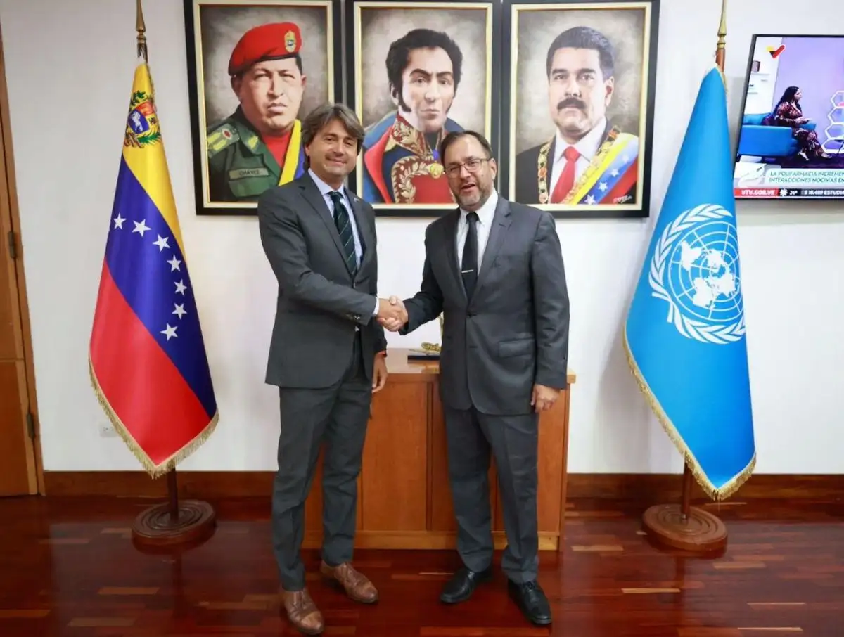 El canciller, Yván Gil (der.), se reunió con el coordinador residente de la ONU en ese país, Gianluca Rampolla, y entre otros temas discutieron sobre las amenazas que enfrenta la región por parte de EU, informó Gil en redes sociales. Foto