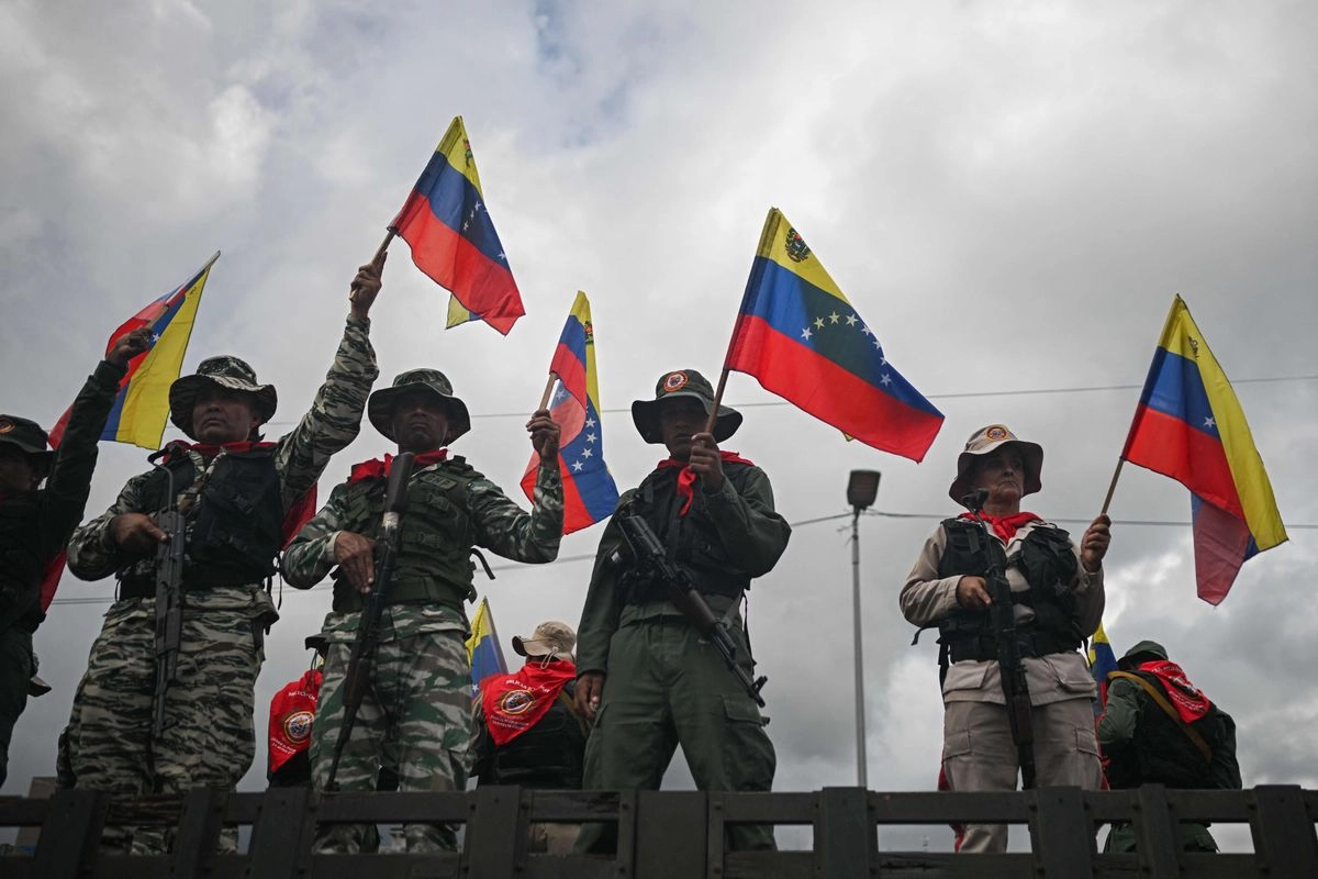Miembros de la milicia bolivariana participan en un despliegue militar en apoyo al presidente de Venezuela, Nicolás Maduro, en la avenida Bolívar de Caracas el 23 de septiembre de 2025. Foto