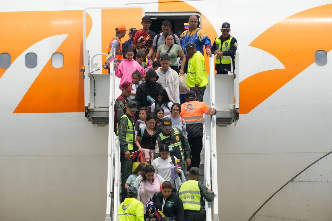 Migrantes venezolanos procedentes de México desembarcan en el Aeropuerto Internacional Simón Bolívar de Maiquetía, Venezuela, el jueves 20 de marzo de 2025. Foto 