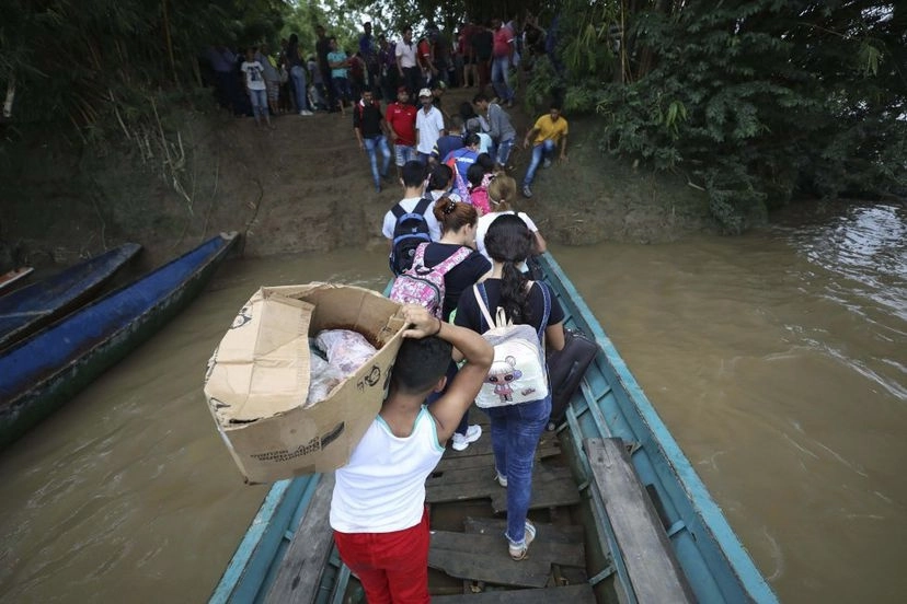 Venezolanos desembarcan en el río Arauca, frontera natural entre Venezuela y Colombia, en su huida a Arauquita en busca de refugio ante los enfrentamientos entre el ejército de su país y un grupo armado colombiano, el pasado marzo. Foto Ap