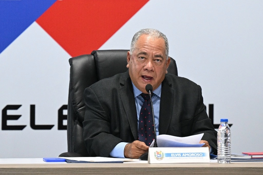 El presidente del Consejo Nacional Electoral (CNE) de Venezuela, Elvis Amoroso, habla durante una conferencia de prensa en la sede del CNE en Caracas el 28 de mayo de 2024. Foto Afp