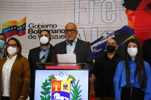 El presidente de la Asamblea Nacional de Venezuela, Jorge Rodríguez (al micrófono) en conferencia de prensa, ayer. Foto Afp