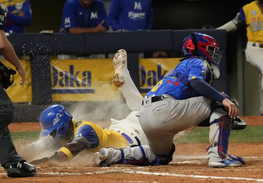Una de las jugadas del encuentro. Foto Ap