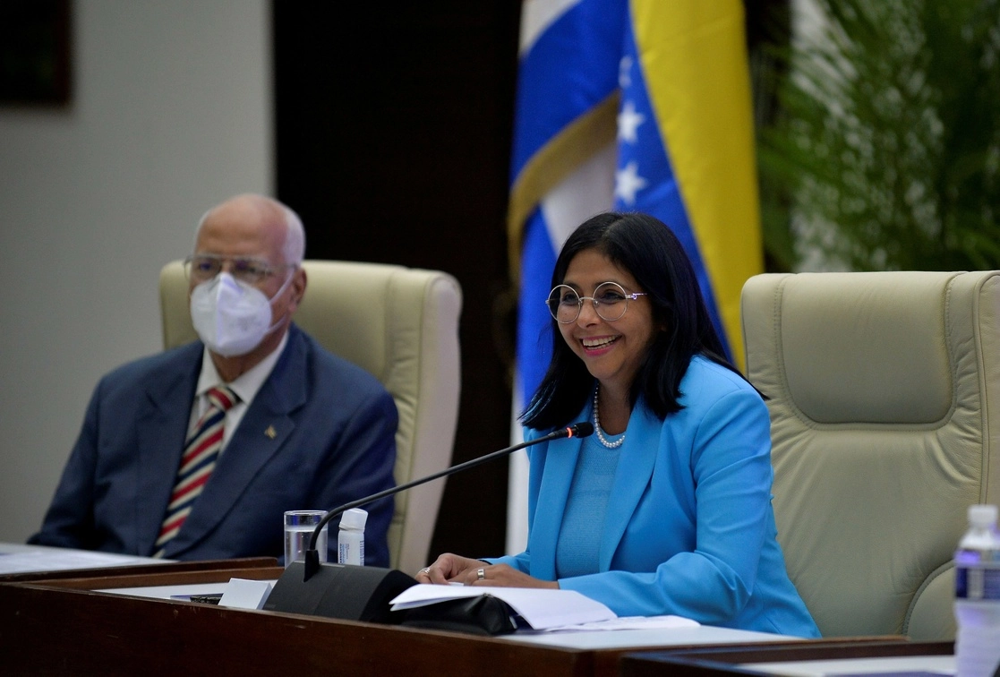 Delcy Rodríguez, vicepresidenta de Venezuela y Ricardo Cabrisas, primer viceministro durante una conferencia de prensa. Foto Afp 