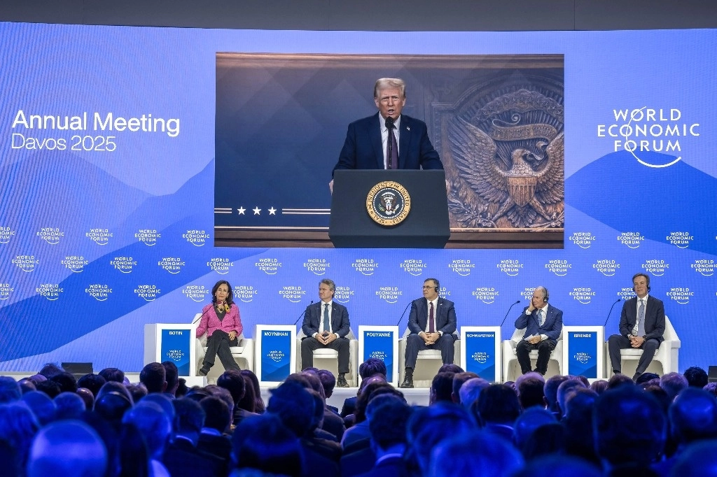 El presidente estadunidense, Donald Trump, invitó a los empresarios reunidos en el Foro de Davos a "producir en Estados Unidos" porque, si no, "tendrán que pagar aranceles" para vender sus productos en ese país. Imagen del 23 de enero de 2025. Foto Afp
