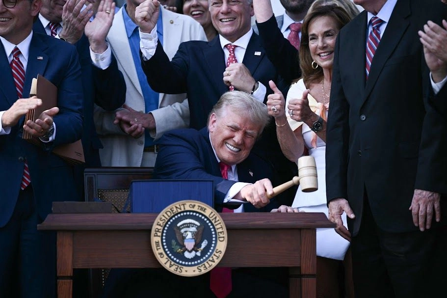 El presidente Donald Trump promulgó su "grande y hermosa" ley de presupuesto para coronar ayer la ceremonia por el Día de la Independencia de Estados Unidos. Incluye aumento al gasto militar y recortes al social. Foto 