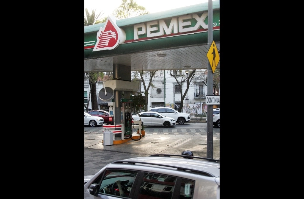En febrero de 2023 se comercialzaron 523 mil 600 barriles al día de gasolina Magna. Foto Roberto García / Archivo