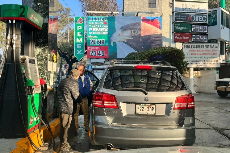 En abril, Pemex vendió 620 mil barriles diarios de gasolina en el mercado interno. Foto Luis Castillo / Archivo

  
