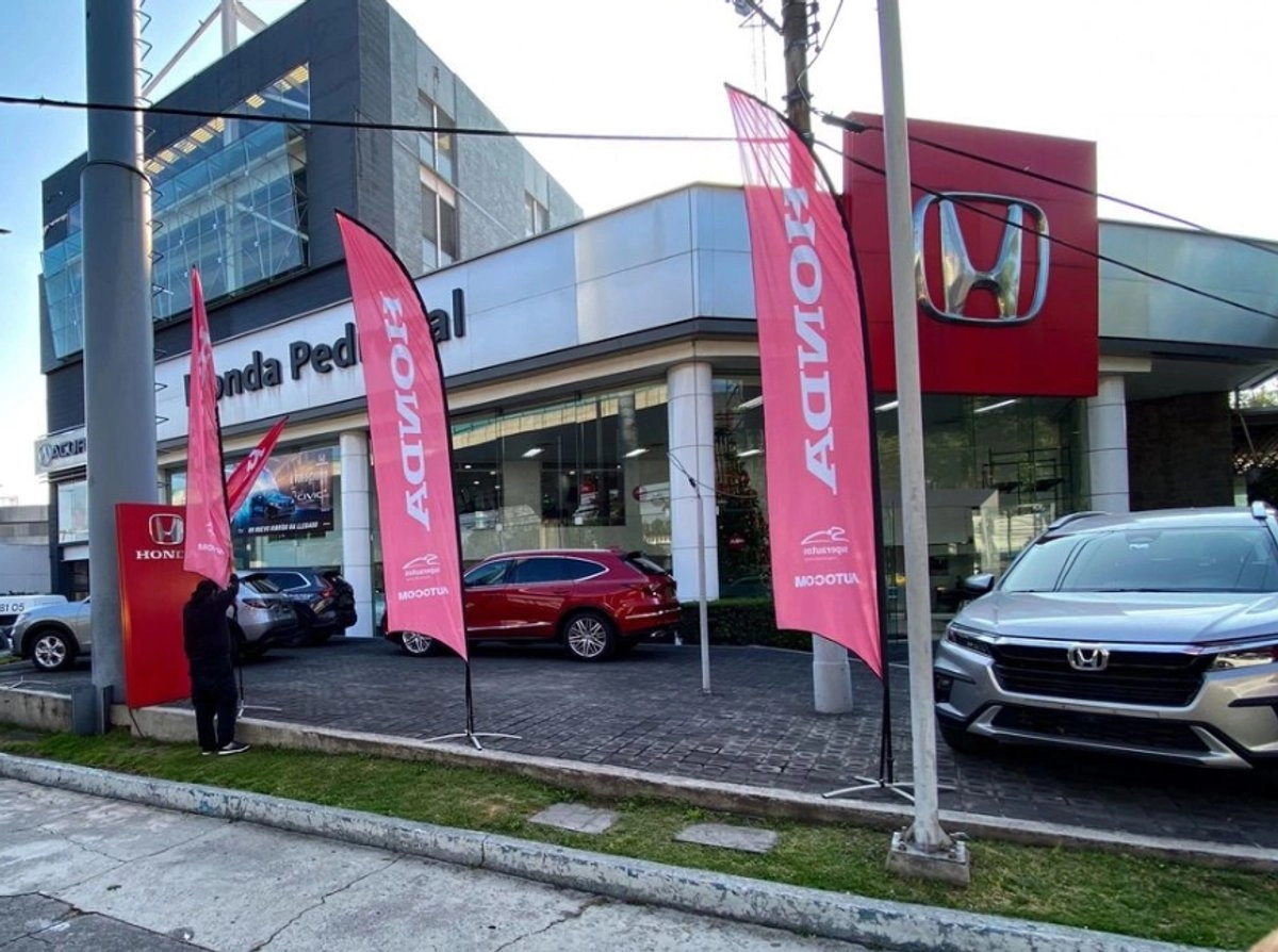 El Inegi, con la información proviene de 23 empresas afiliadas a la Asociación Mexicana de la Industria Automotriz (AMIA), precisó que la venta de vehículos ligeros en los primeros 10 meses del año (enero-octubre) sumaron un millón 204 mil 923 vehículos