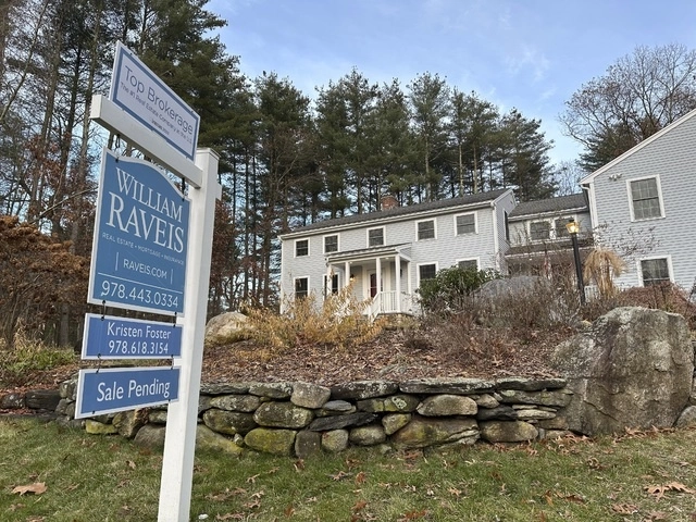 Un cartel de venta pendiente se muestra frente a una casa en Sudbury, Massachusetts. Foto Ap