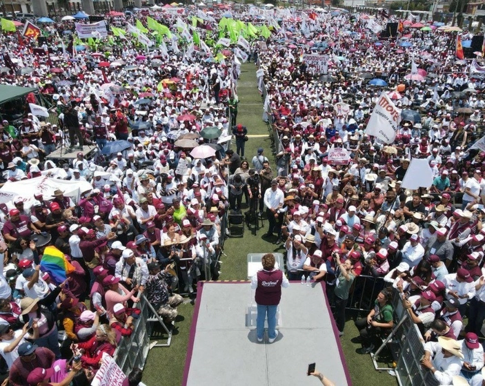 La candidata fue arropada por decenas de seguidores que la acompañaron en su cierre de campaña. Foto La Jornada