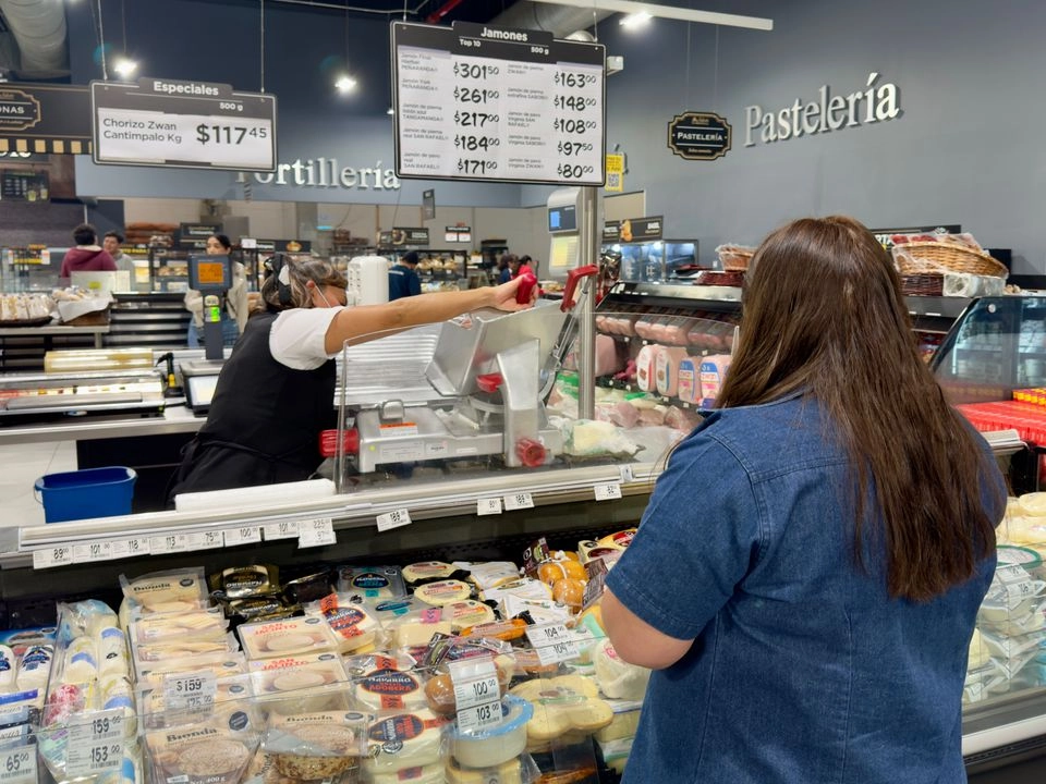 Las ventas en tiendas de autoservicio y departamentales cayeron 3.3 por ciento en febrero de 2025. Foto 