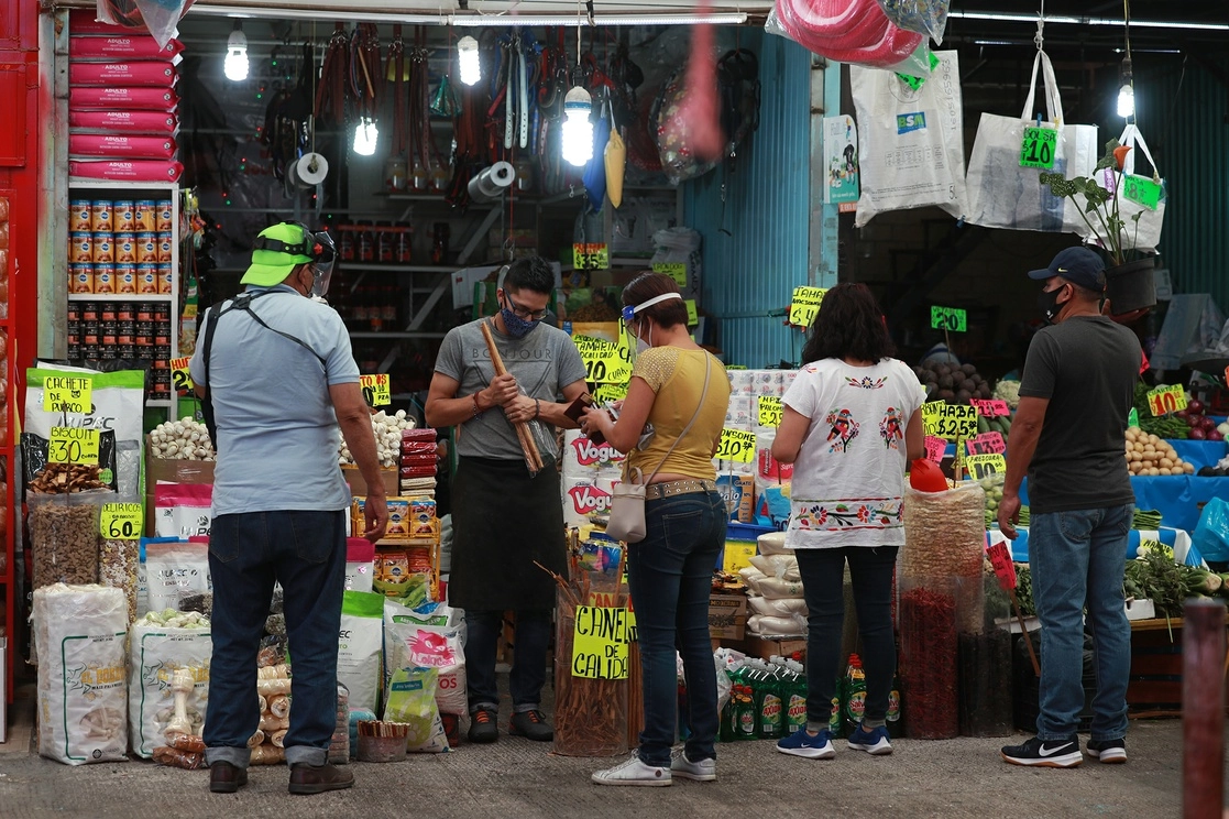 Las ventas del sector abarrotero crecieron 5.3 por ciento durante enero pasado pese al entorno económico complicado, informó la Anam. La imagen, dentro del mercado de Jamaica, en la alcaldía Venustiano Carranza. Foto María Luisa Severiano / Archivo