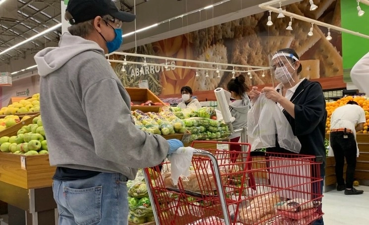 Capitalinos realizando compras en una tienda de autoservicio. Foto Cristina Rodríguez/ archivo