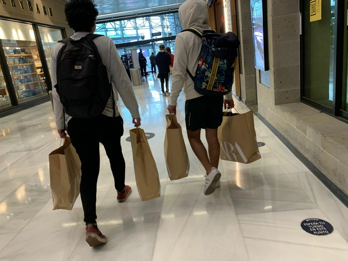 Compradores en un centro comercial tras la reapertura de este sector en la Ciudad de México, el 9 de febrero de 2021. Foto José Antonio López
