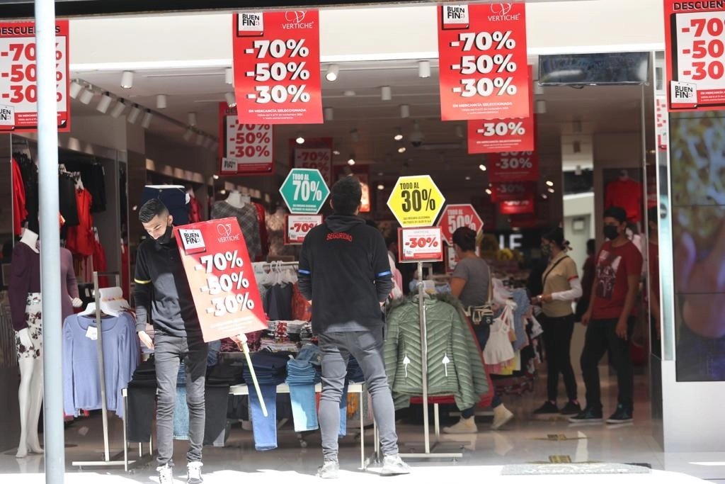 Compras durante el primer día de la onceava edición del Buen Fin, en Centro Histórico de la Ciudad de México, el 10 de noviembre de 2021. Foto Luis Castillo