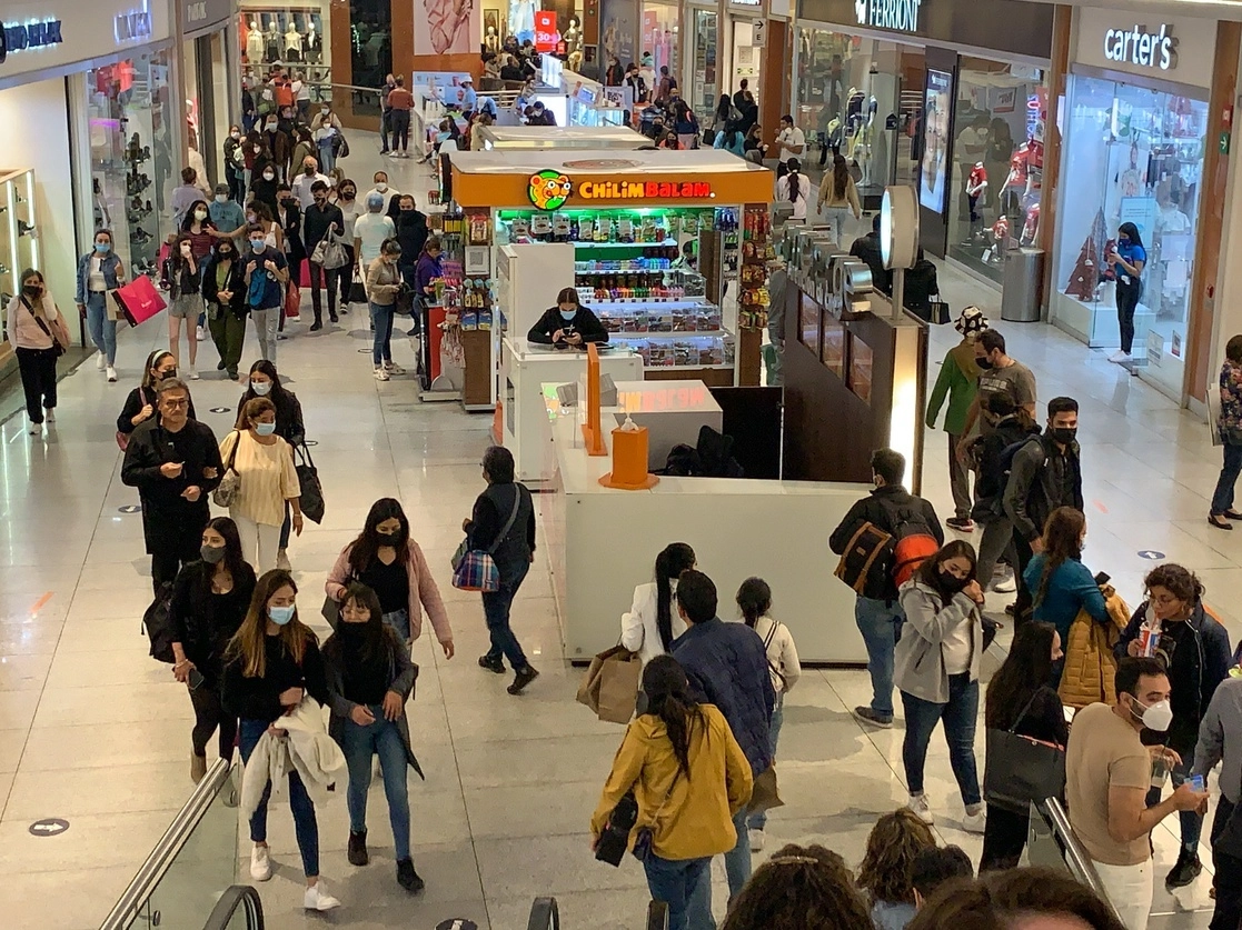 Compras en una plaza comercial de la Ciudad de México. Foto Pablo Ramos / Archivo