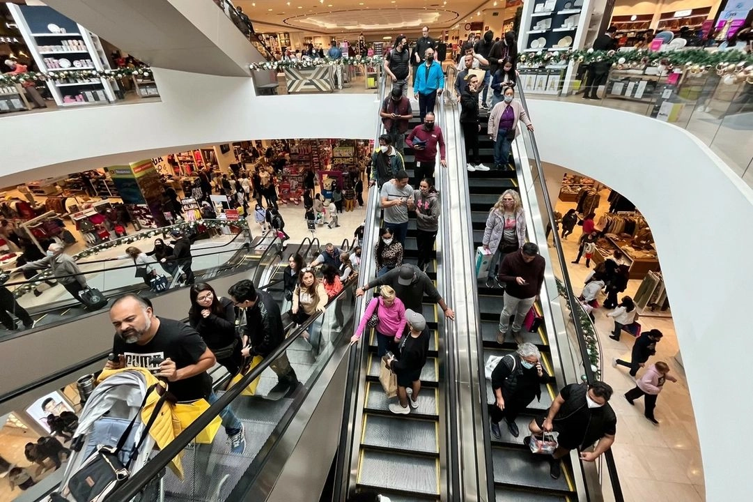 Compras en una plaza comercial de la Ciudad de México, en imagen de archivo. Foto 