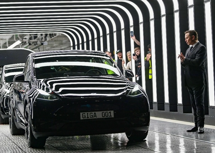 Elon Musk frente a un automóvil eléctrico fabricado por su compañía, Tesla, en Alemania, el 22 de marzo de 2022. Foto Afp
