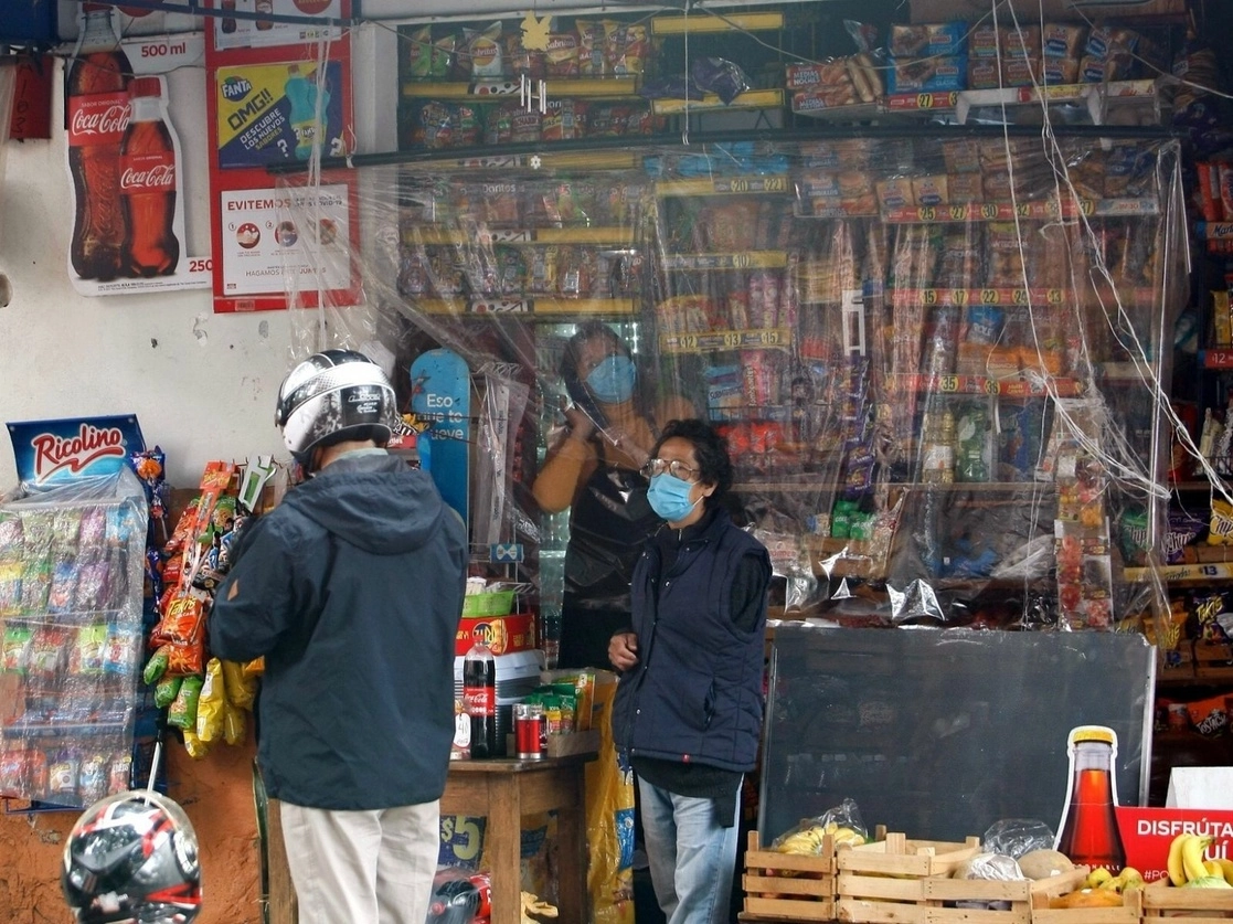 El número de trabajadores empleados en las empresas comerciales minoristas aumentó ligeramente 0.1 por ciento respecto a enero pasado. Foto Roberto García Ortiz / Archivo