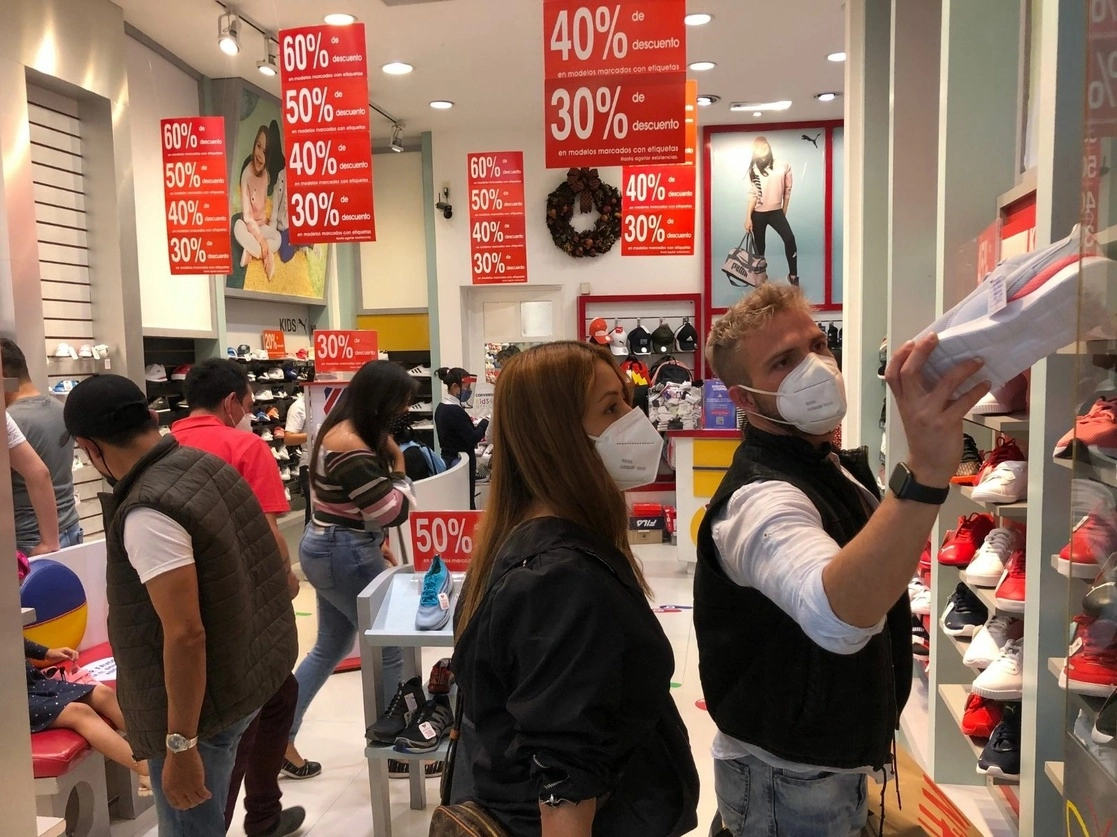 La décima edición de El Buen Fin generó una derrama económica de 238 mil 900 mdp durante los 12 días que duró la promoción, realizada del 9 al 20 de noviembre pasado, informó la Secretaría de Economía. Foto Luis Castillo