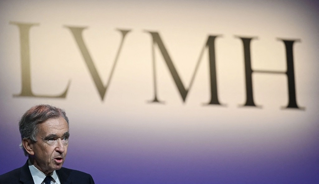 Bernard Arnault, propietario del conglomerado francés de marcas de lujo LVMH, durante un evento de la marca Louis Vuitton en 2022. Foto Afp.