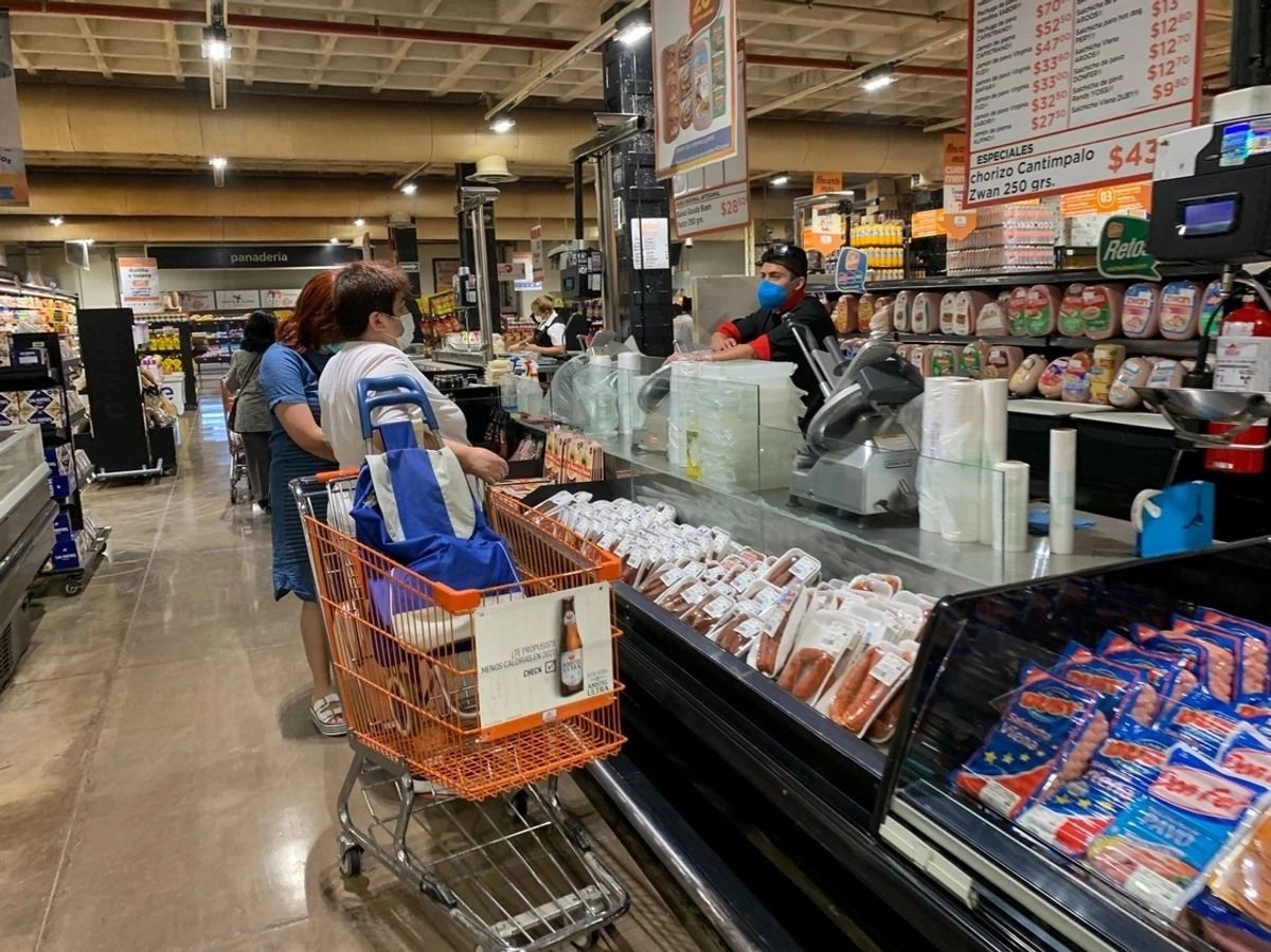Compras en una tienda de autoservicio de la Ciudad de México, en imagen de archivo. Foto 
