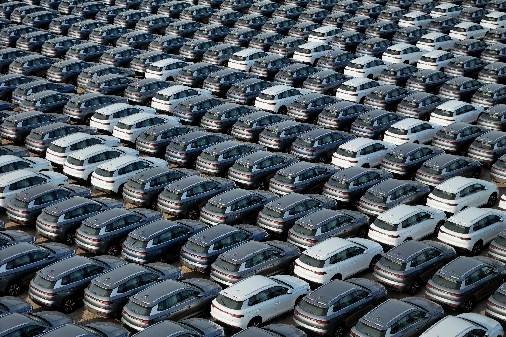 Autos eléctricos del fabricante chino BYD esperan a ser embarcados en el puerto de Yantai, en la provincia de Sandong. Foto Afp.