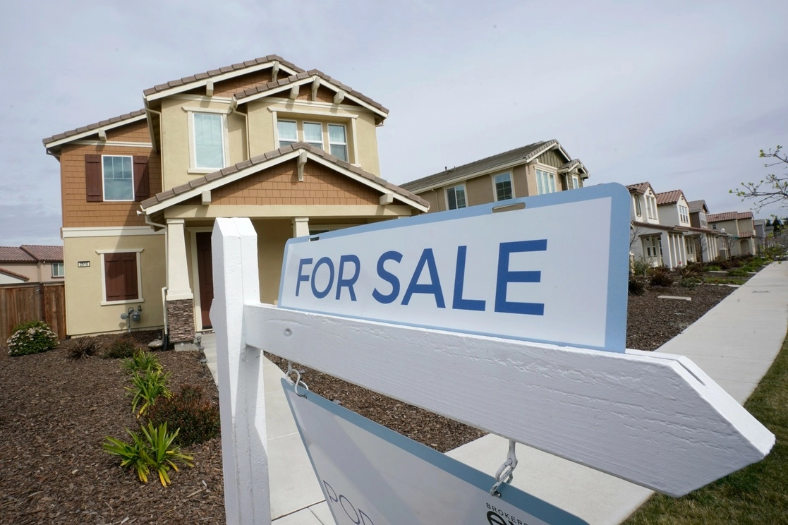  Un cartel de "se vende" frente a una casa en Sacramento, California. Foto Ap