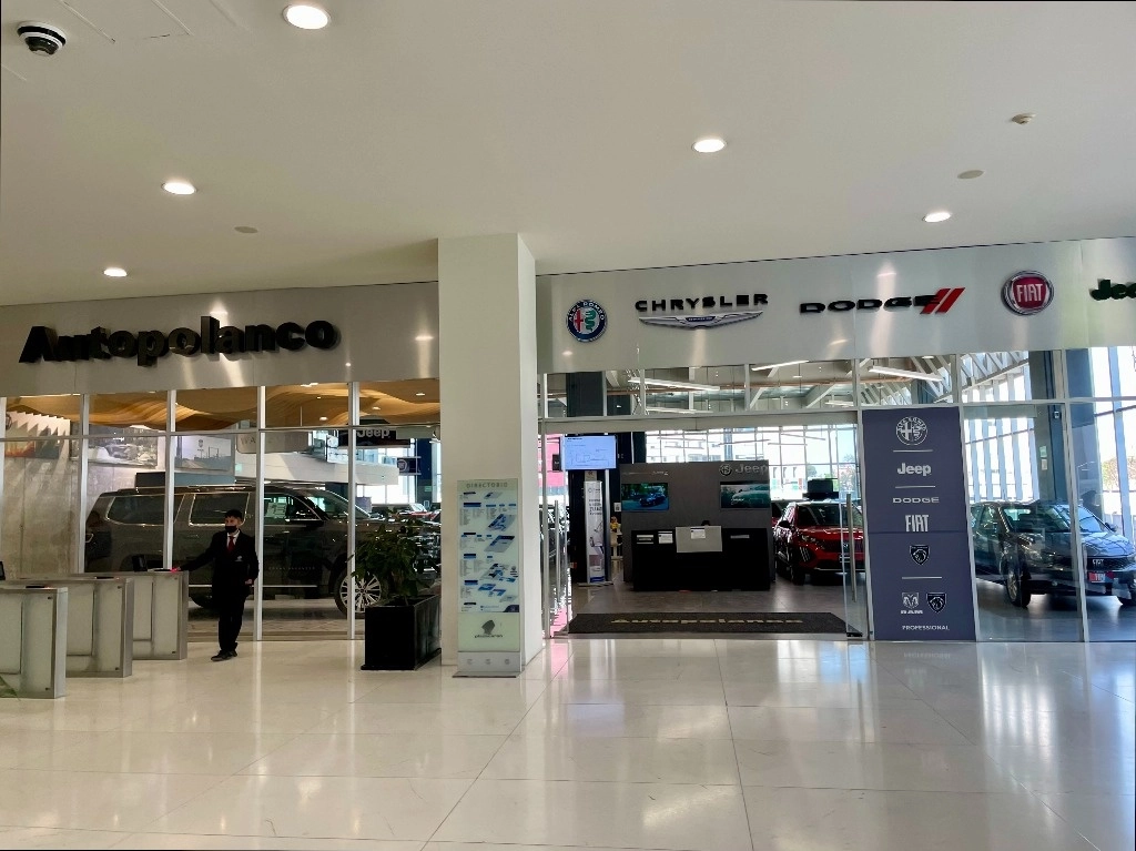 Agencia de autos en la Ciudad de México, el 25 de enero de 2024. Foto Roberto García Ortiz