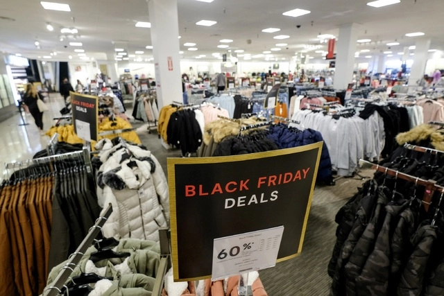Las ventas por internet para las tradicionales ofertas del ‘Black Friday’ en Estados Unidos se dispararon el viernes, en plena pandemia, convirtiéndolo en el segundo día con más ventas en línea en el país, según datos de la empresa de informática Adobe. Foto Ap