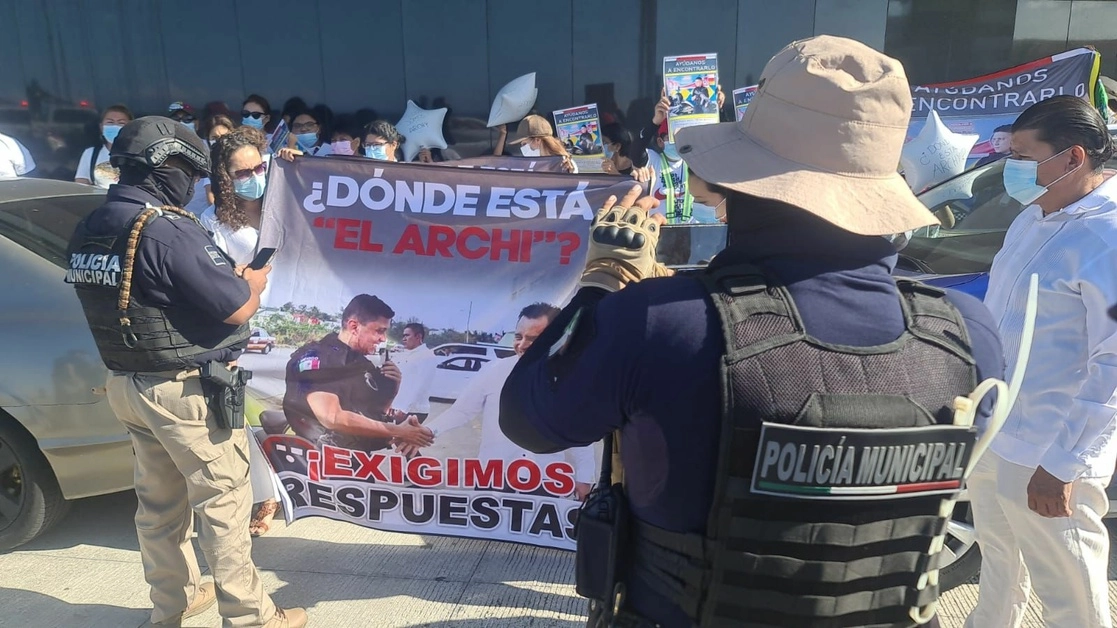 Policías de la SSP se solidarizaron con la protesta. Foto Sergio Hernández vega