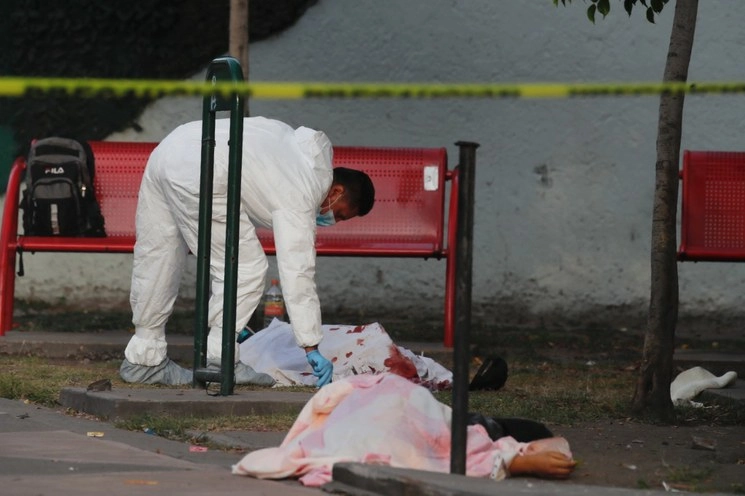 Peritos valoran la escena de un crimen en el metro Oceanía de la CDMX. Foto Víctor Camacho/ archivo