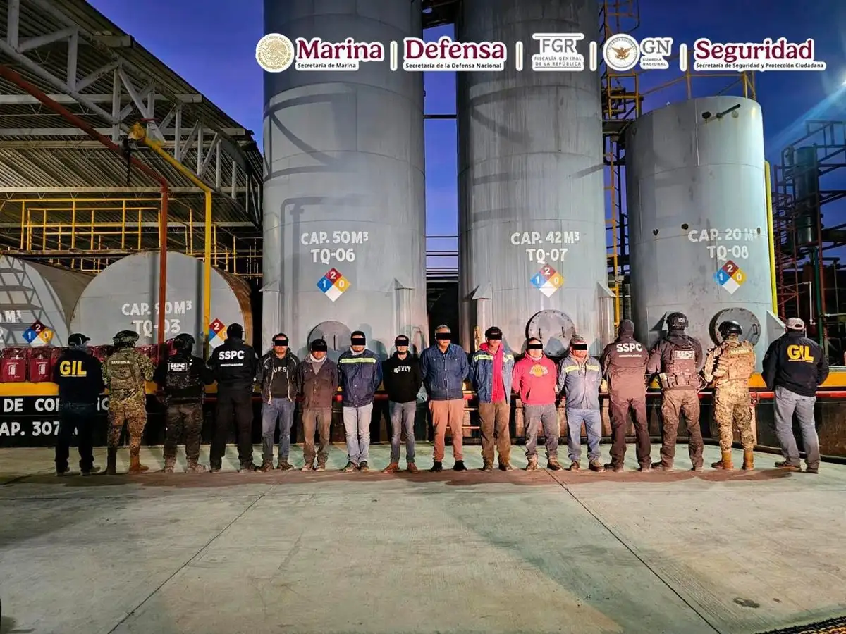 Integrantes de varios organismos de seguridad detuvieron en el estado de Veracruz a ocho personas supuestamente involucradas en la venta ilegal de hidrocarburos, a quienes les decomisaron 250 mil litros de combustible. Foto