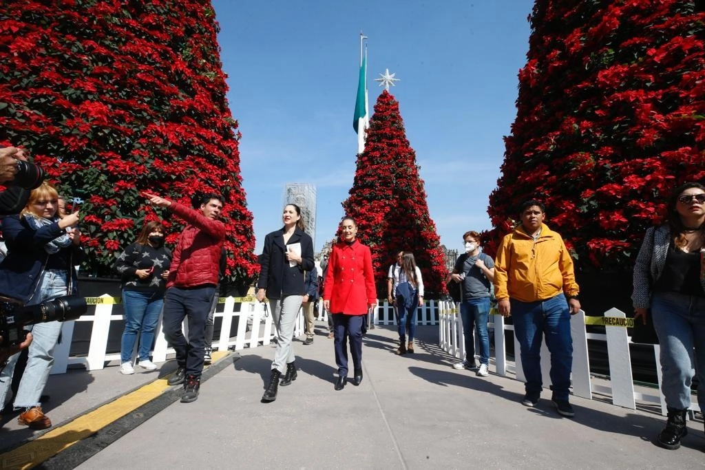 Claudia Sheinbaum, jefa de gobierno de la CDMX visitó la instalación de la verbena navideña en el Zócalo. Foto María Luisa Severiano
