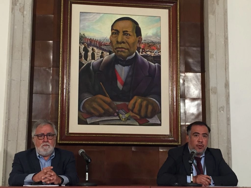 El subsecretario de Derechos Humanos de la Secretaría de Gobernación, Alejandro Encinas, y el fiscal Omar Gómez Trejo ofrecen conferencia sobre el caso Ayotzinapa en la Segob. Foto Guillermo Sologuren