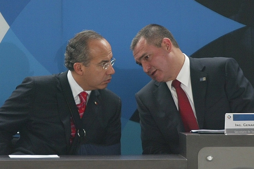 El entonces presidente Felipe Calderón y su secretario de Seguridad, Genaro García Luna. Foto Cristina Rodríguez / Archivo
