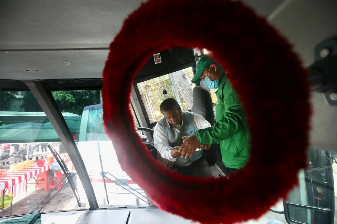 Elementos de la Semovi realizan un operativo de inspección y verificación a las unidades de transporte público también en el Cetram de Taxqueña. Foto Luis Castillo