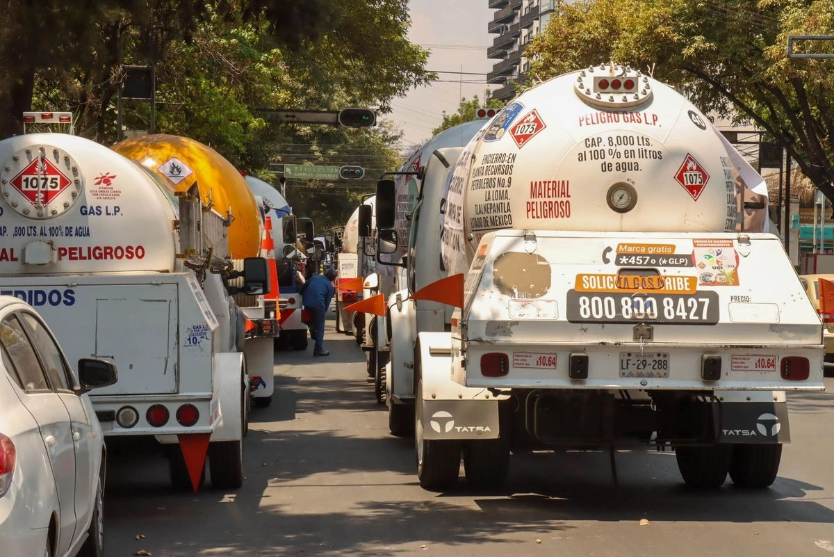 Las normas adicionales establecen énfasis en la capacitación de los conductores no sólo para que tengan mayor experiencia en materia de manejo, sino contar con los elementos técnicos de seguridad industrial porque “con estas dos normas se transita a un esquema regulatorio que involucra a las secretarías de Energía y Comunicaciones y Transportes, la Agencia de Seguridad, Energía y Ambiente, con el aval del Consejo Nacional de Certificación de Normas laborales, para regular no tanto la velocidad, sino también las condiciones de manejo y el estado del transporte.