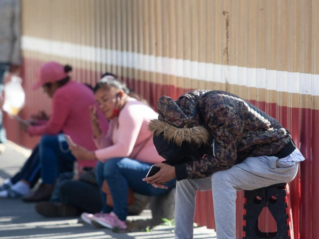 En el Hospital General de México la gente espera en el exterior del área de urgencias informes sobre sus pacientes. Foto Pablo Ramos