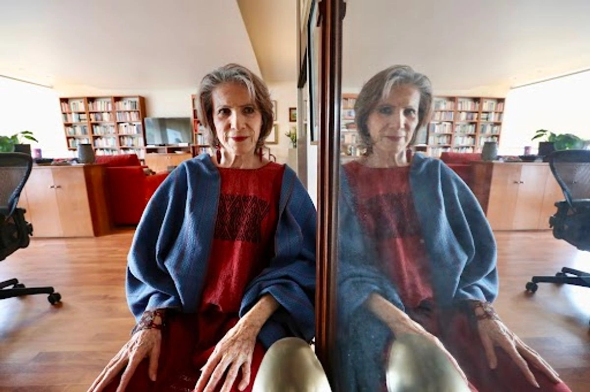 La también conductora y promotora cultural Verónica Ortiz Lawrenz dialoga en su poemario con el dolor físico, la angustia espiritual y la necesidad de entender por qué sobrevivió al tropezar en una escalera y golpearse la cabeza contra un muro. 