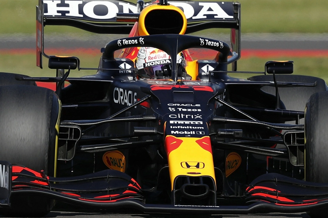 El piloto de Red Bull y coequipero de ‘Checo’ Pérez abandonó en ambulancia la pista tras impactarse con las barrera de seguridad en el circuito de Silverstone. Foto Afp 
