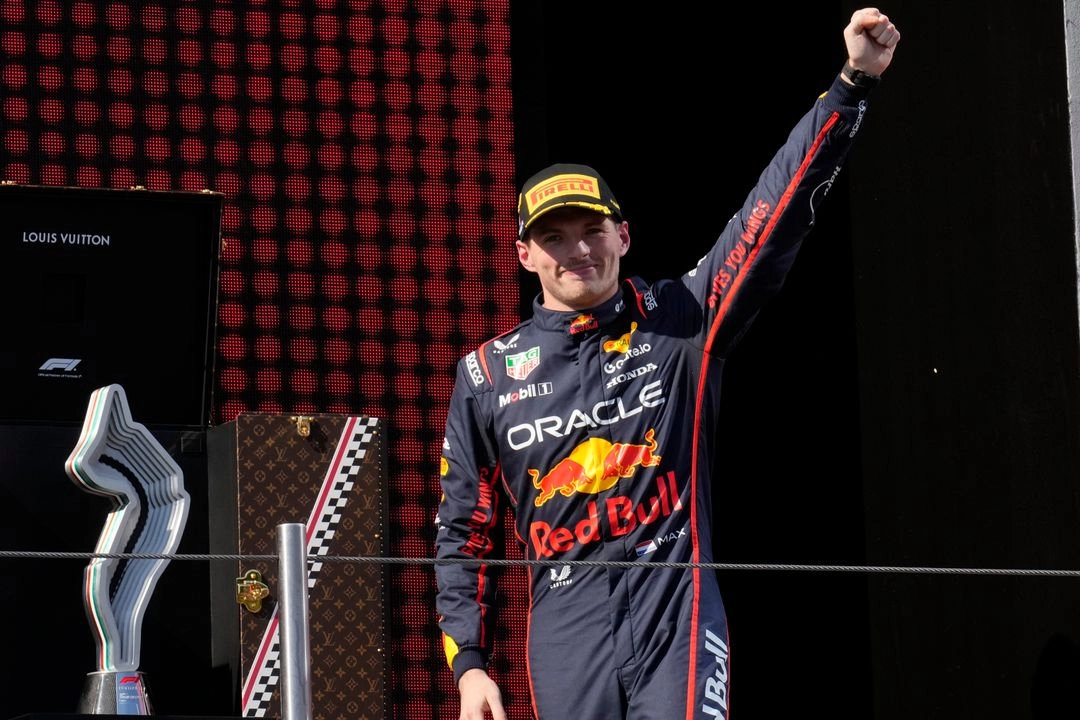 El piloto de Red Bull, Max Verstappen, de los Países Bajos, celebra en el podio tras ganar el Gran Premio de Fórmula Uno de Emilia Romagna, Italia, en el circuito Enzo y Dino Ferrari de Imola, Italia, el domingo 18 de mayo de 2025. Foto
