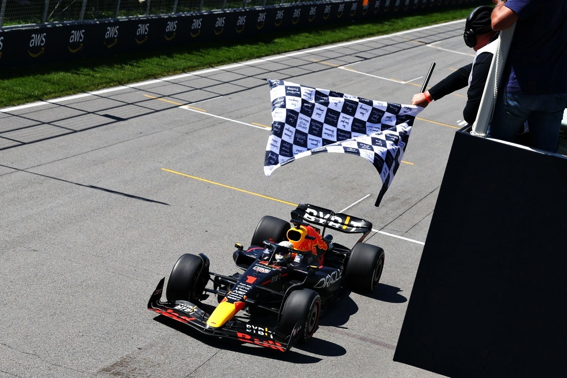 El piloto holandés, Max Verstapen, recibe la bandera a cuadros al finalizar en primer sitio en el circuito Gilles Villeneuve de Montreal. Foto Afp