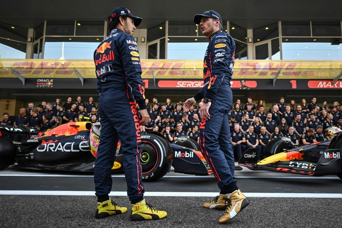 Los pilotos de Red Bull, el mexicano ‘Checo’ Pérez y el holandés Max Verstappen, previo al GP de Abu Dabi, el 17 de noviembre de 2022. Foto Afp